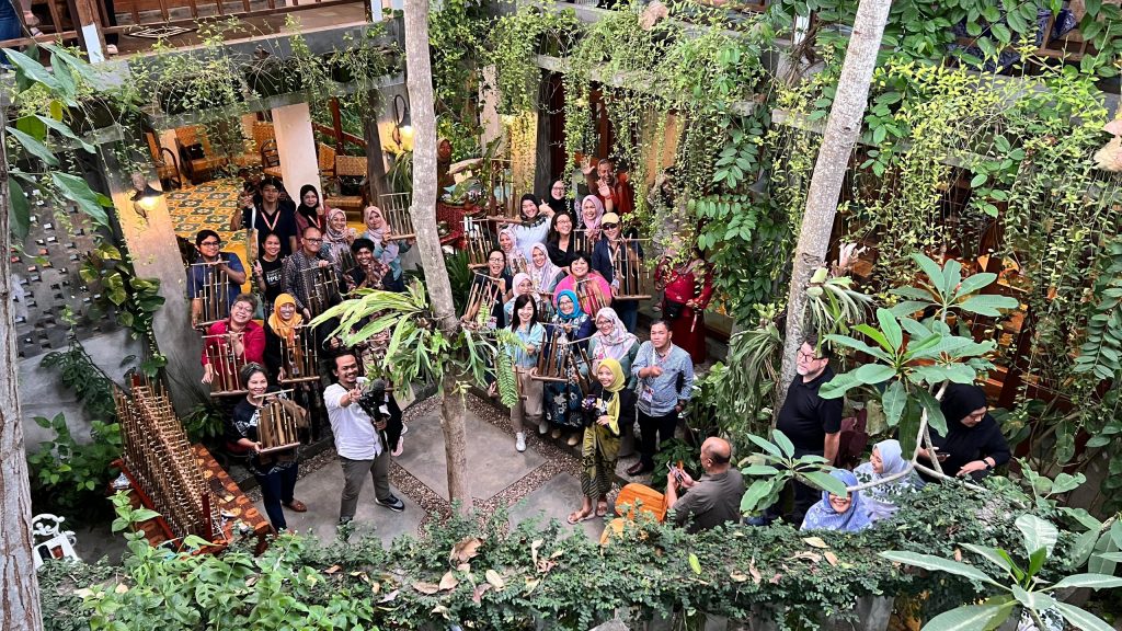 Participants visited the Rumah Komunitas Omah Betakan, Yogyakarta - a community-based rehabilitation and reintegration centre for returnees, established by Dr Noor Huda Ismail and Yayasan Literasi Desa Tumbuh. 